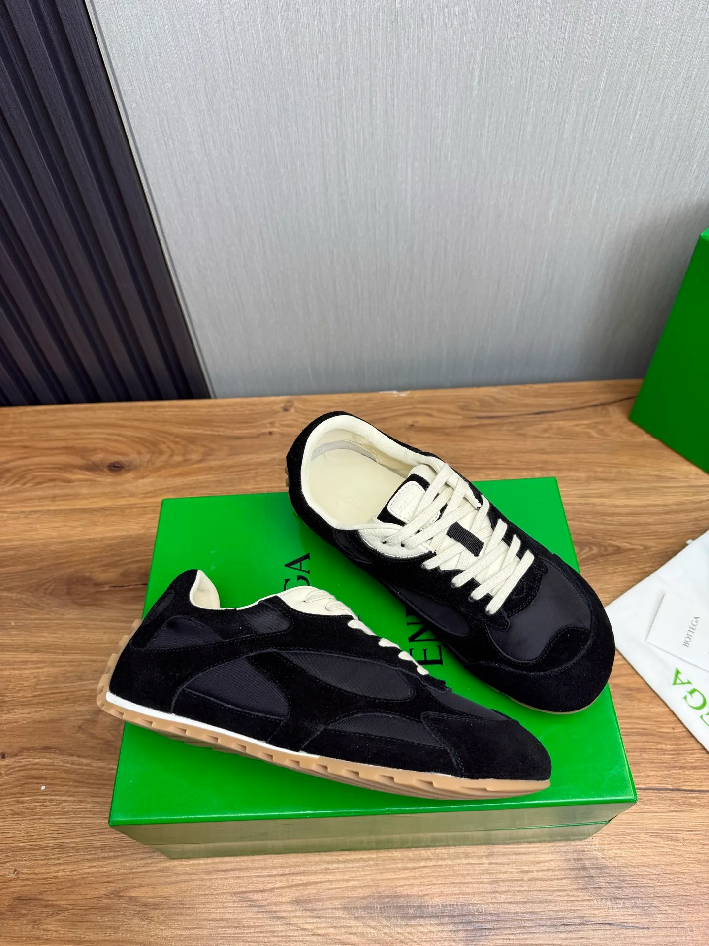 Men's men's shoes💰540💰 Bottega Veneta｜BV's new Forrest Gump shoes. Dexun shoes🩷💚 Sneaker technology nylon and suede, inspired by retro sneakers, light, comfortable, breathable and essential item. Original wear-resistant and non-slip rubber outsole❕❗️ Size: Female 35-40 (40 is custom-made and cannot be returned) Male 39-45 (45 is custom-made and cannot be returned or exchanged)
